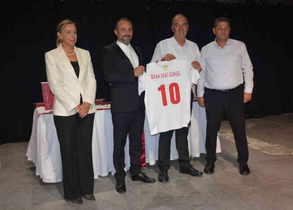 Kıbrıs'ta futbolun sağlığı Yakın Doğu Üniversitesi Hastanesi'ne emanet