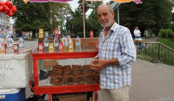 Nefesi türkülere yetmedi, Tarihi Köprü'de simit satıyor
