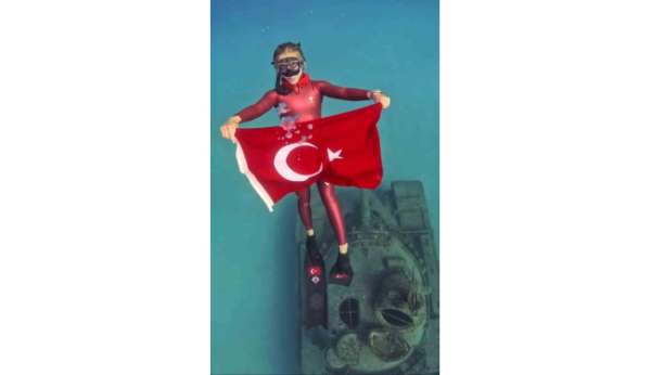 Şahika Ercümen, Zafer Bayramı'nda Kaş'ta tanka dalış yaptı