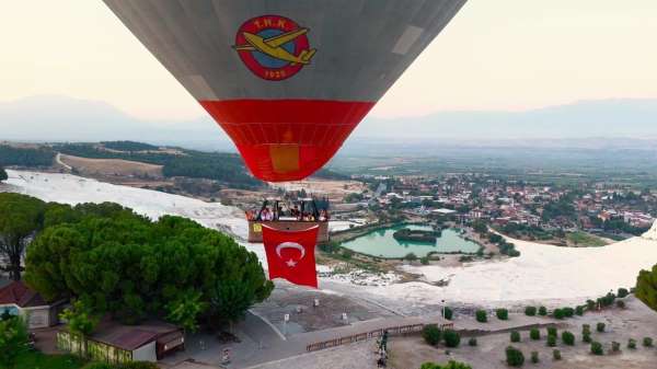 Şehit aileleri Zafer Bayramı coşkusunu Türk bayraklarıyla gökyüzünde yaşadı