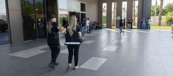 Kazazedelerin yakınlarının Taşucu Limanı'ndaki endişeli bekleyişleri sürüyor