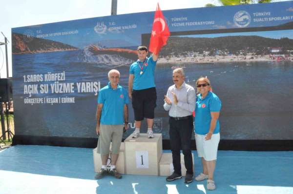 Saros Körfezi'nde Zafer Bayramı'na özel yüzme yarışmasında 200'ü aşkın sporcu kulaç attı