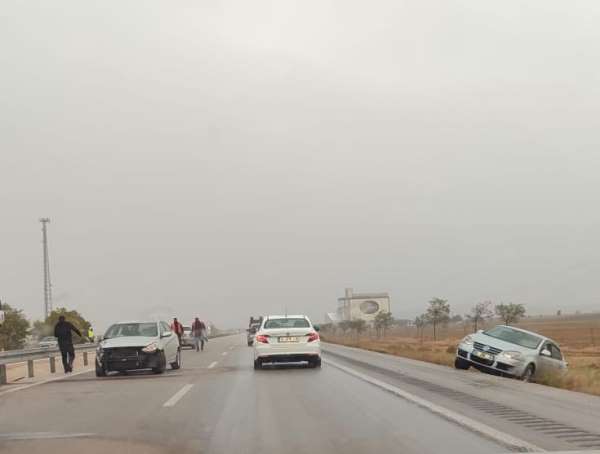 Konya'da toz fırtınasında zincirleme kaza: 6 yaralı