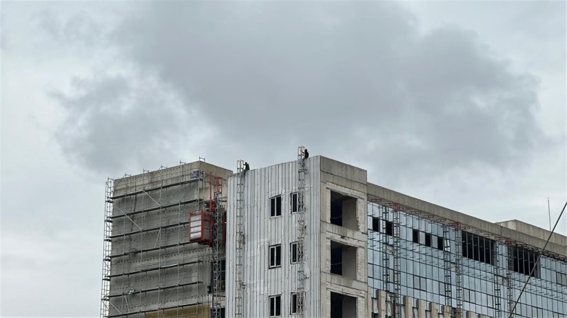 Samsun'da hastane inşaatında işçi eylemi: Çatıya çıktılar