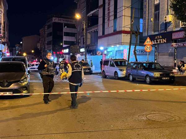 Bağcılar'da seyir halindeki otomobile silahlı saldırı: 2 yaralı