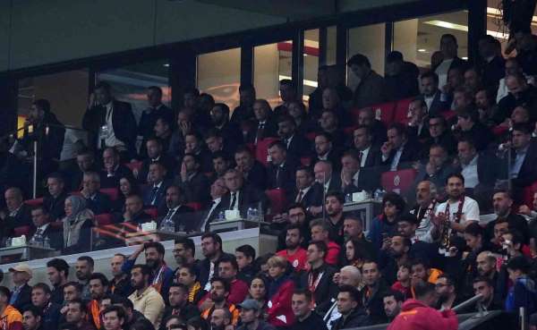 Bakan Bak, Galatasaray - Liverpool maçını takip etti