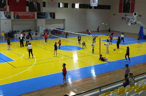 Burhaniye'de 'Annemle Voleybol Oynuyorum' turnuvası başladı