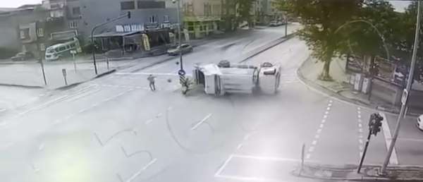 Bursa'da çöp kamyonu refüje girdikten sonra takla attı: Kaza anı kamerada