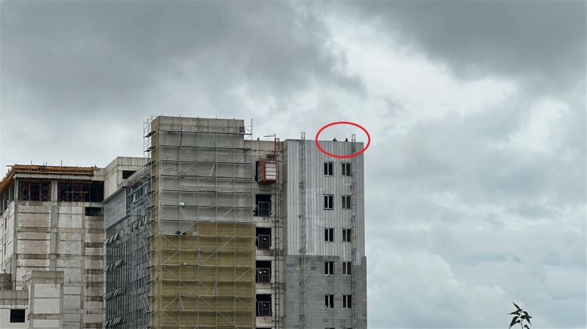 Samsun'da hastane inşaatında işçi eylemi: Çatıya çıktılar