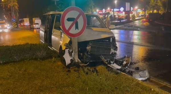 Danimarkalı aile, tur minibüslerinin kazasında hafif yaralandı