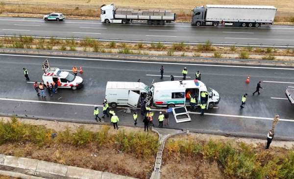 Jandarma aracına minibüs çarptı: 2 jandarma şehit, 1 vatandaş hayatını kaybetti