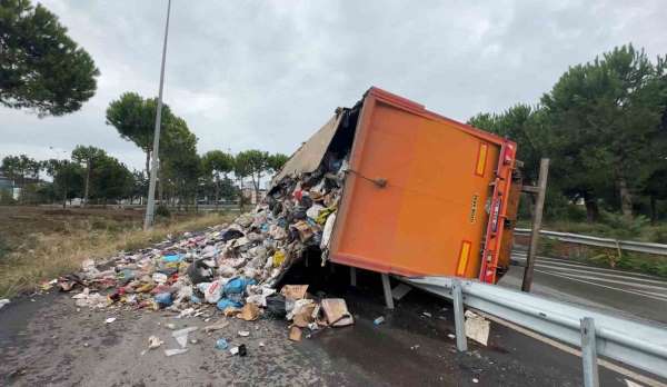 Samsun'da çöp yüklü tır devrildi, çöpler yola savruldu