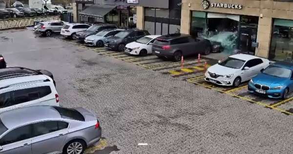 Çekmeköy'de kaza ucuz atlatıldı: Sürücüsünün kontrolünden çıkan cip kafeye daldı
