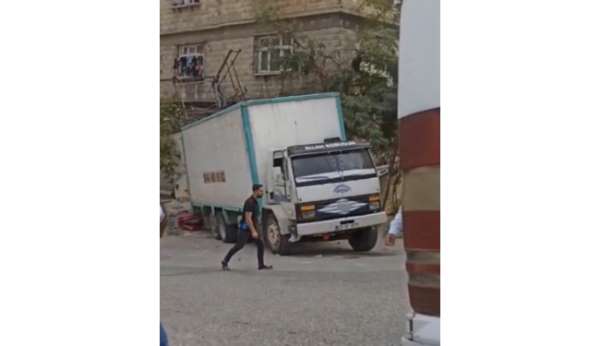 Gaziantep'te freni boşalan kamyon elektrik direği ve eve çarparak durabildi
