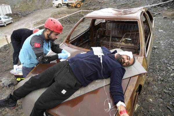Gümüşhane'de yağış altında heyelan sonrası kaza tatbikatı