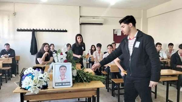 Kazada hayatını kaybeden Selçuk'un sırasına arkadaşları çiçek bıraktı