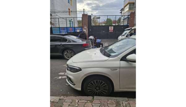 Zeytinburnu'nda okul çevresinde yapılan polis uygulaması sırasında 2 şüpheli gözaltına alındı