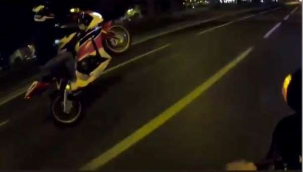 (Özel) İstanbul'da motosikletli magandanın 'tek teker' ve 'makas' terörü kamerad