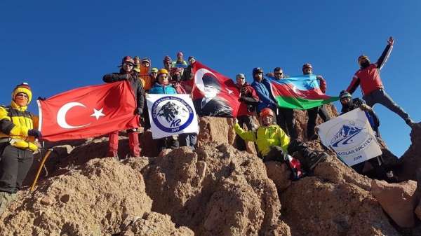 29 Ekim Cumhuriyet Bayramı Erciyes zirve tırmanışı yapıldı 