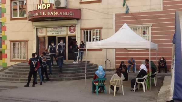 Teröristlerin kaçırdığı çocuklarına kavuşmak için eylemlerini sürdürüyorlar 