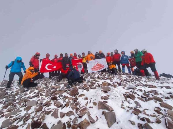 Dağcılar 29 Ekim Cumhuriyet Bayramı için tırmandı