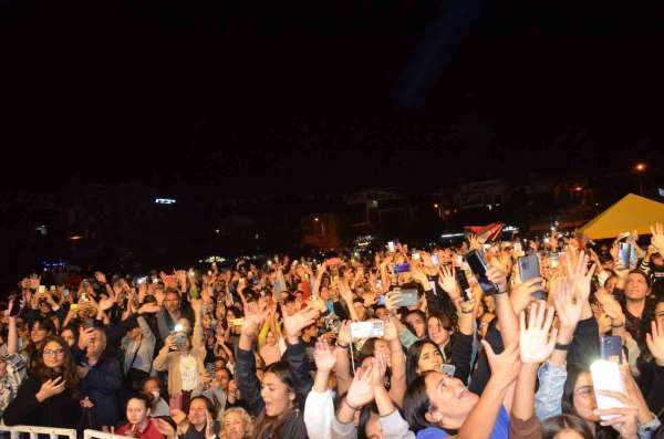 Didim'de 29 Ekim coşkusu fener alayı ve konserle kutlandı