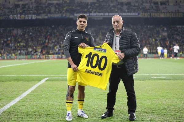 İstanbulspor ile 100. maçına çıkan Oğuzhan Berber'e plaket verildi