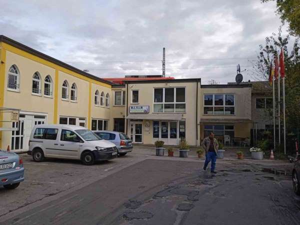 Almanya'da üç camiye çirkin saldırı