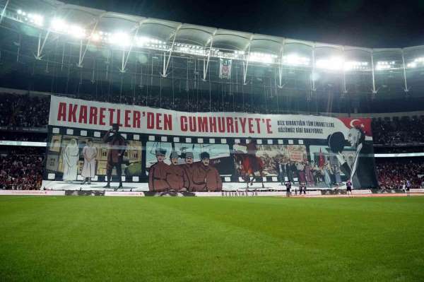 Beşiktaş tribünlerinden, Cumhuriyet'in 100. yılına özel koreografi