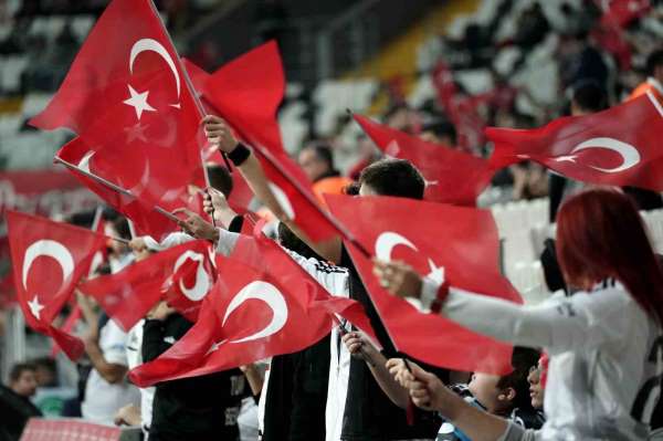 Beşiktaş'ta galibiyete rağmen 'istifa' sesleri