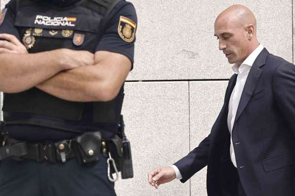 FIFA'dan Luis Rubiales'e 3 yıllık ceza