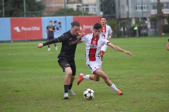 Samsunspor ve Galatasaray, eşit puanla zirveyi paylaşıyor