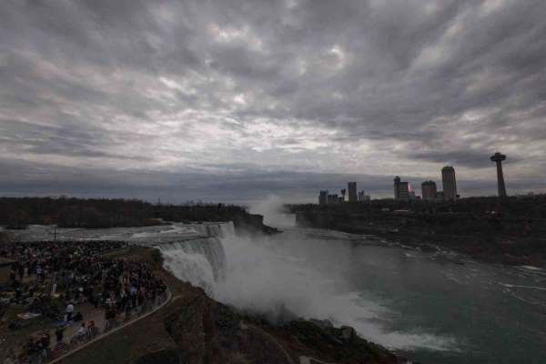 Anne, iki çocuğuyla birlikte Niagara Şelalesi'ne atlayarak intihar etti