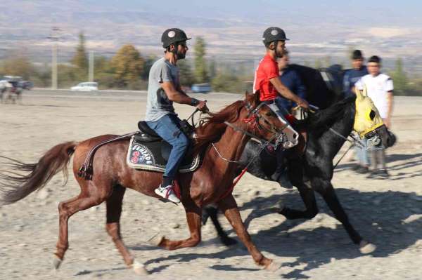 Honaz'da rahvan atlar, Cumhuriyet'in 101. yıl dönümü için koştu