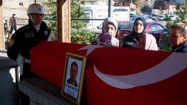 İzmir'de silahlı saldırıda vefat eden polis memuru memleketi Erzurum'da toprağa verildi