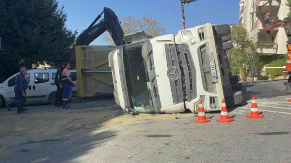 Beşiktaş'ta hafriyat kamyonu devrildi: Şoförün yaralandığı kaza anı görüntülendi