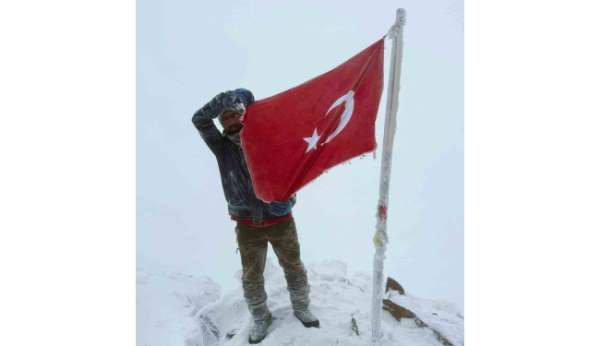 Elazığlı sporcu Cumhuriyet coşkusunu Erciyes'in zirvesine taşıdı
