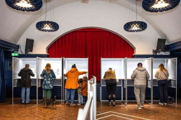 Hollanda'daki parlamento seçimlerini resmi olmayan sonuçlara göre D66 partisi kazandı