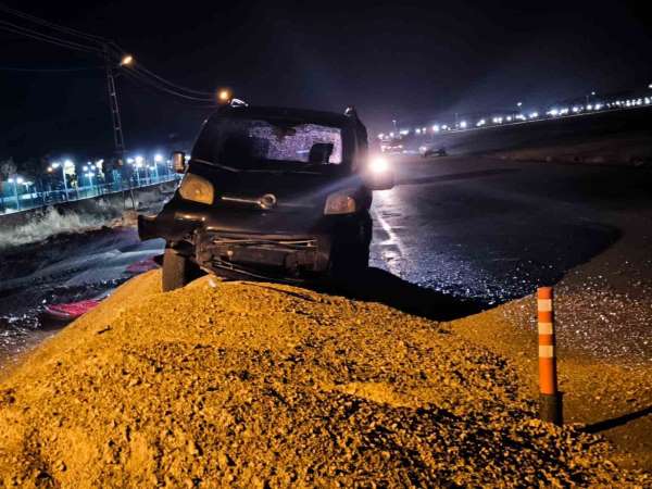 VEDAŞ'ın yer altı çalışmaları Vanlıları mağdur ediyor: Kazı yapılan alanda dün akşam maddi hasarlı kaza meydan
