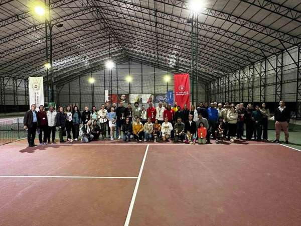 Cumhuriyet Bayramı coşkusu Aydın'da tenis kortlarına taşındı