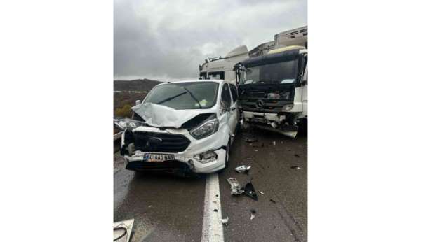 Erzurum'un Aşkale ilçesinde zincirleme trafik kazası: 3 araç birbirine girdi
