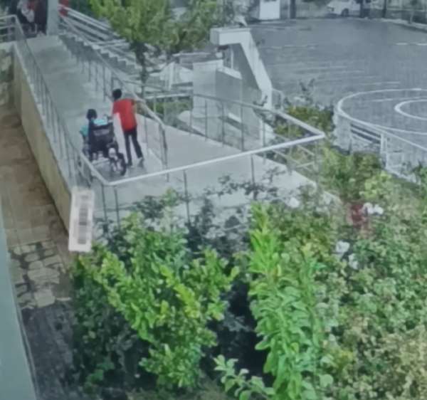 Yağmur altında arkadaşını yalnız bırakmayan küçük Yusuf yürekleri ısıttı