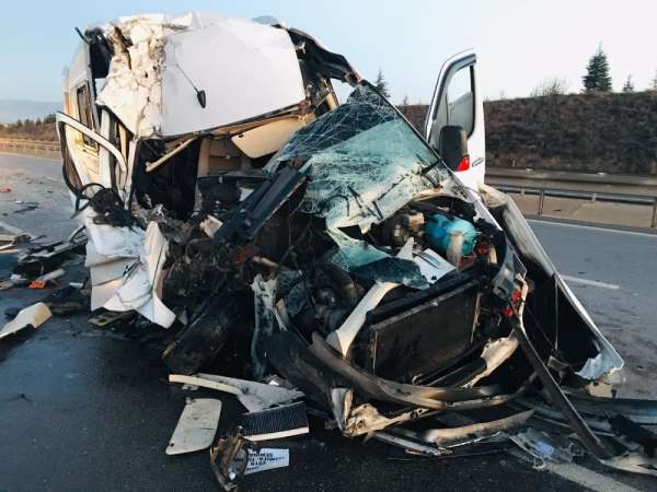 Bursasporlu tarafları taşıyan minibüs kaza yaptı: 17 yaralı 