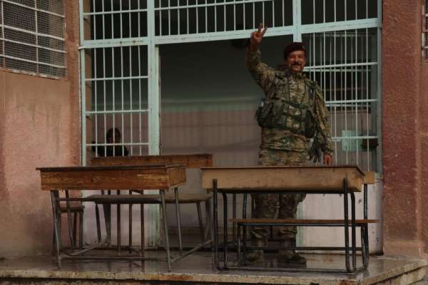 Suriye Milli Ordusu Resulayn'de bulunan okulların tamir ve tadilatını yapıyor 