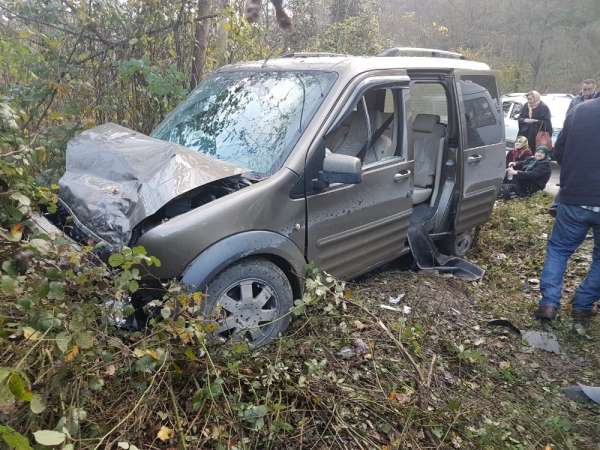 Yolcu minibüsüyle kamyonet çarpıştı: 8 yaralı 