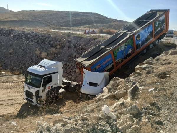 Çöp kamyonlarından dökülen atıklar yine kazaya neden oldu 