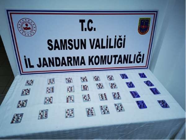 Samsun'da jandarma ekipleri 12 kilo esrar 966 adet sentetik hap ele geçirdi 