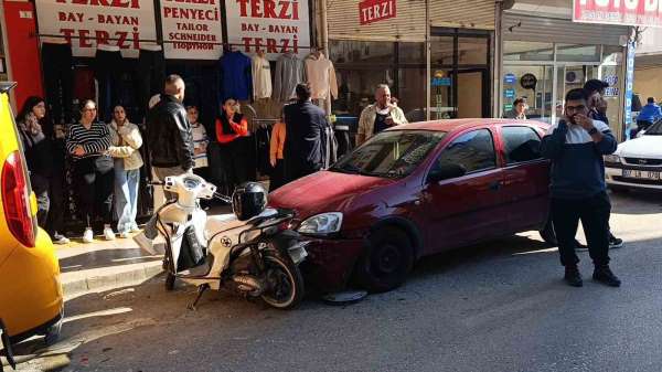 14 yaşındaki motosiklet sürücüsü 3 araca çarptı: Kaza anı kameralara yansıdı