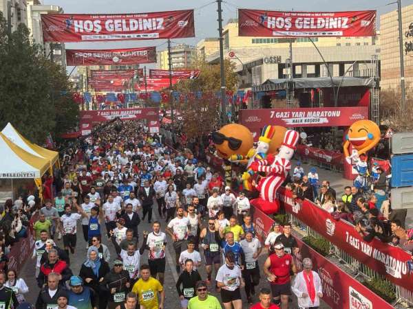 Gaziantep'te 7. Gazi Yarı Maratonu bin 498 sporcunun katılımıyla başladı