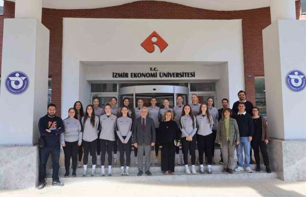 İEÜ, set vermeden şampiyon oldu